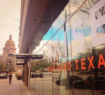 Raise Your Hand Texas Foto de la oficina